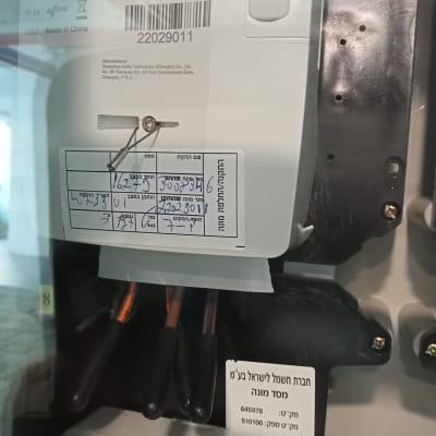 מונה חשמל עם חוטים מחוברים ותוויות זיהוי