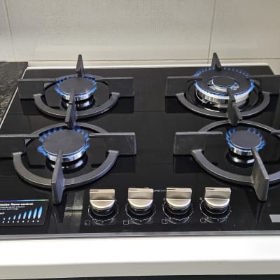 כיריים גז עם להבות כחולות במטבח מודרני