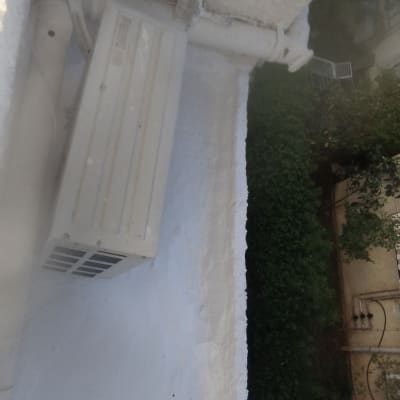 ציפוי איטום על גג עם יחידת מיזוג אוויר