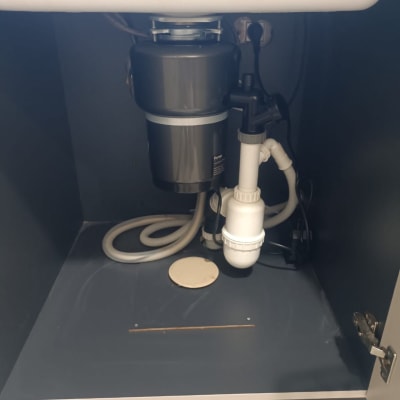 כיור עם צנרת מתחת לארון מטבח