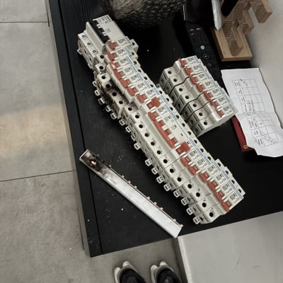 מפסקי חשמל וכלים על שולחן, נעליים על הרצפה