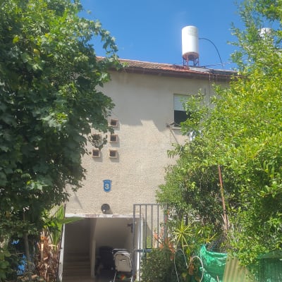 דוד שמש על גג בית עם שמיים כחולים