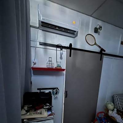 מזגן מותקן על קיר עם אור דולק