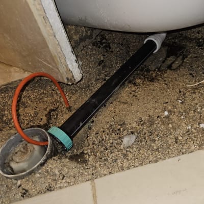 צינור ותשתית מתחת לאמבטיה