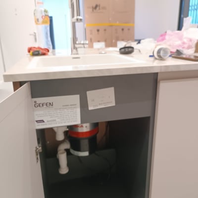 כיור מטבח עם ברז, צנרת מתחת לכיור