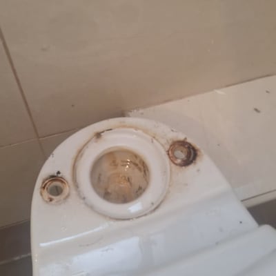 חלק עליון של אסלה עם חלודה ולכלוך