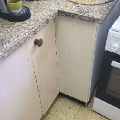 ארונות מטבח ומשטח עבודה במטבח