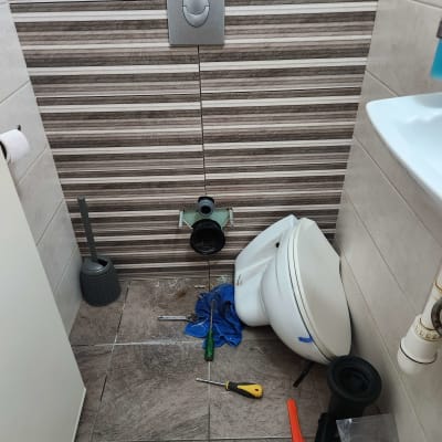 אסלה מפורקת, כלים וסמרטוט על הרצפה