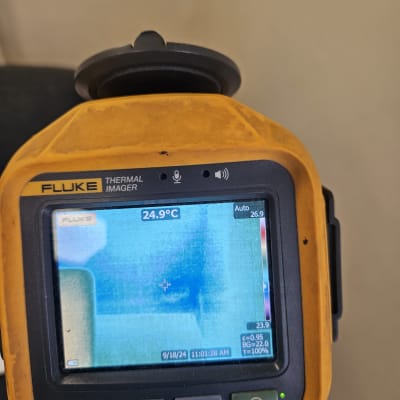 מצלמה תרמית פלוק מציגה תמונת חום על מסך