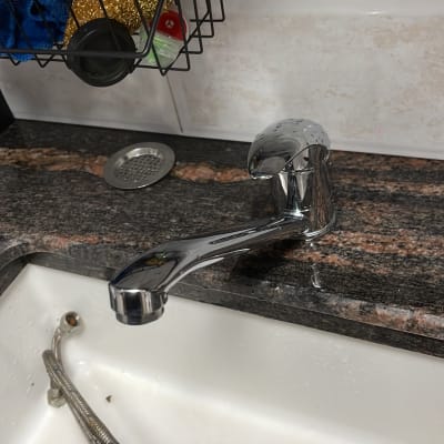 ברז כיור נירוסטה וצינור מתכת מנותק