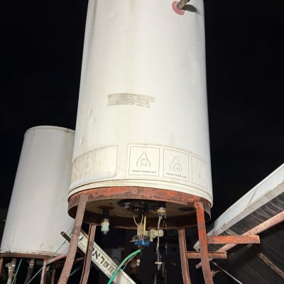 דוד שמש עם צינורות ומים נוזלים בלילה