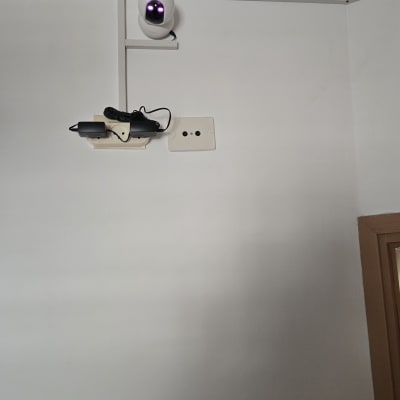 מצלמת אבטחה מותקנת על קיר פנימי