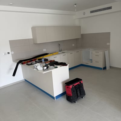 כלי עבודה על דלפק מטבח בבדיקה ביתית