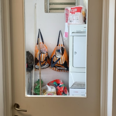 דלת עם חלון זכוכית שקוף, רואים דרכו חדר אחסון