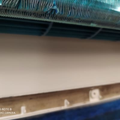 חלק פנימי של מזגן עם סוללה וצינורות