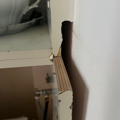 ארון עץ עם דלת שבורה ותכולה פנימית