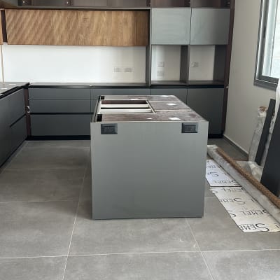 מטבח עם ארונות ושקעי חשמל מותקנים