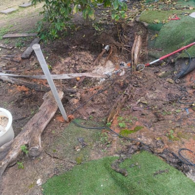 אזור חפירה עם צינור ומוטות מתכת