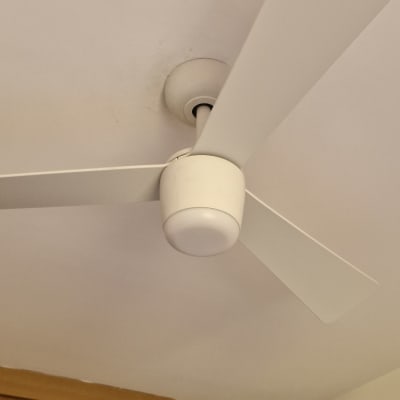 מאוורר תקרה לבן מותקן על תקרה בחדר