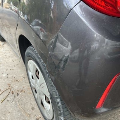 פגוש אחורי של רכב עם שריטות ונזק קל