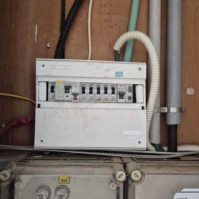 לוח חשמל עם מפסקים וחוטים