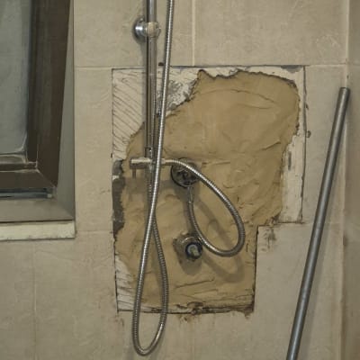 תיקון צנרת במקלחת עם קיר פתוח