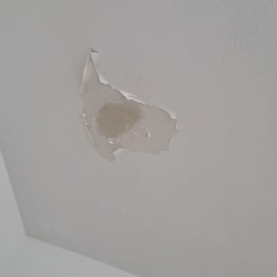 תקרה עם קילוף צבע וחור קטן