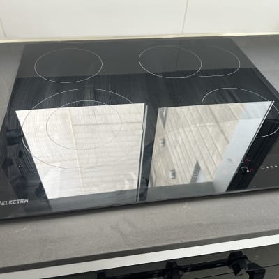 כיריים חשמליות על משטח מטבח