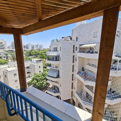 מרפסת עם רשת למניעת כניסת יונים בבניין מגורים