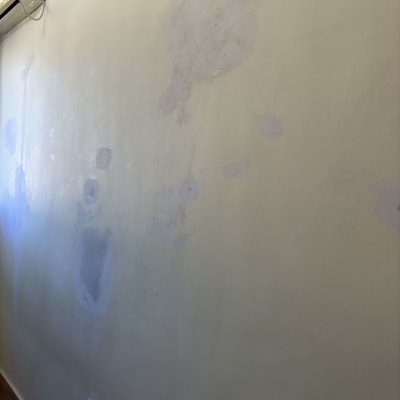 קיר עם תיקוני צבע וטיח