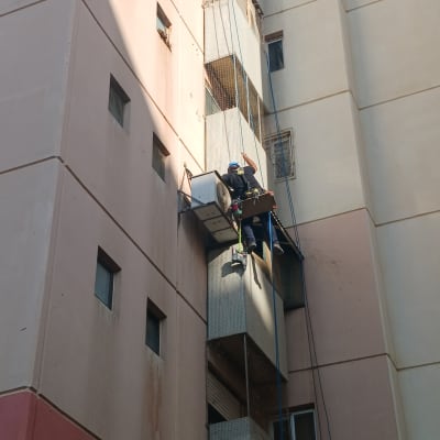 אדם על חבל מסיר יונים מבניין גבוה