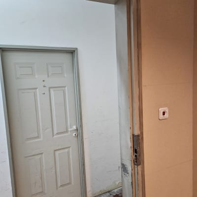 דלת וחדר עם קירות צבועים