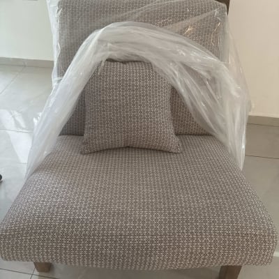 כיסא מרופד עם כרית ועטיפת פלסטיק