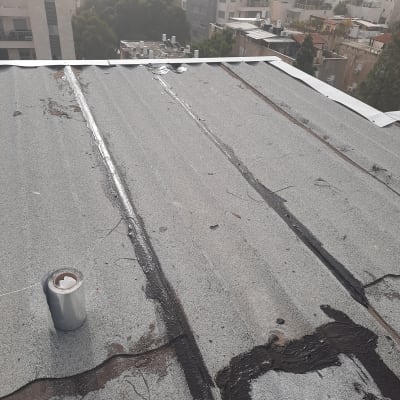 גג עם איטום זפת לאורך התפרים