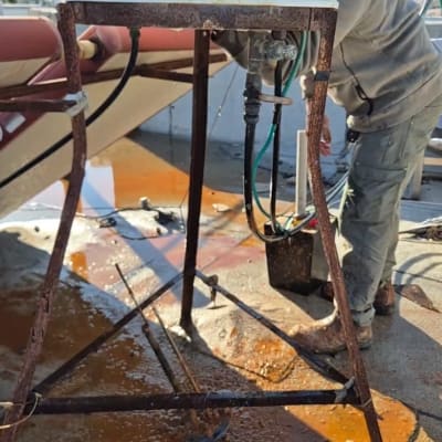 עבודה על דוד שמש עם צינורות וחיבורים