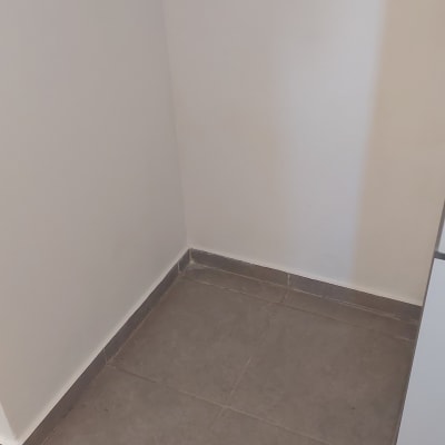 פינת קיר עם אריחי רצפה אפורים