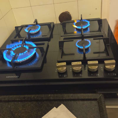 כיריים גז עם להבות כחולות במטבח