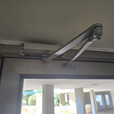 מנגנון סגירה אוטומטי לדלת מתכתית