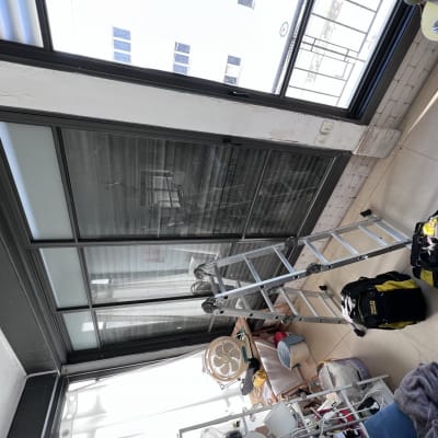 תריסים סגורים עם מסגרת מתכת ליד סולם