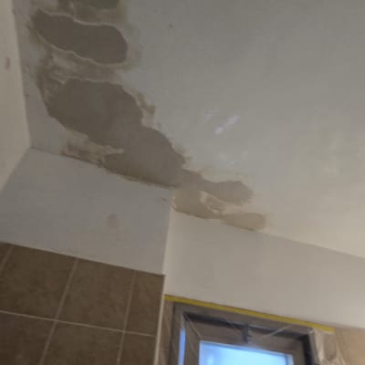 תיקון קיר עם טיח מתקלף ליד חלון