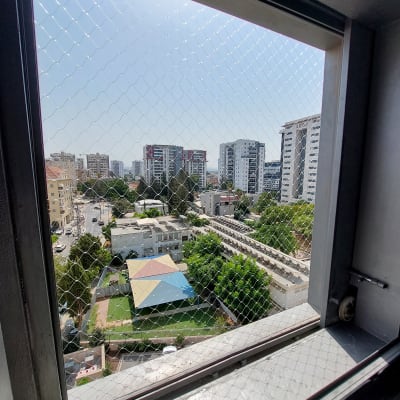 רשת על חלון למניעת כניסת יונים