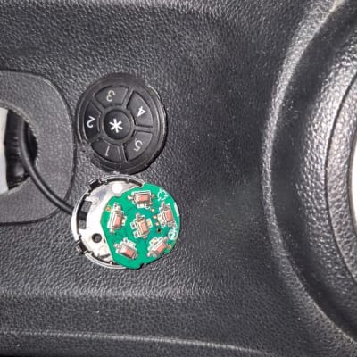 חלק אלקטרוני בתוך רכב, כפתורים ומעגל מודפס