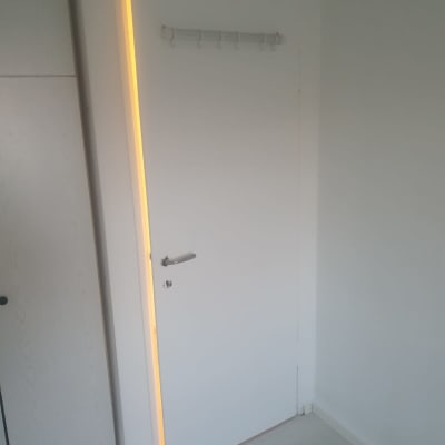 דלת לבנה עם אור מאחוריה