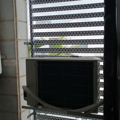 רשת מתכת מותקנת על חלון למניעת כניסת יונים