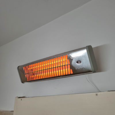 תנור חימום חשמלי מותקן על קיר