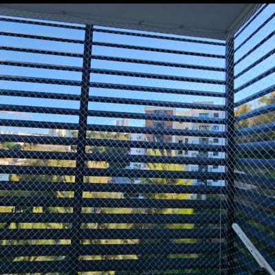 רשת מתוחה על גדר למניעת כניסת יונים