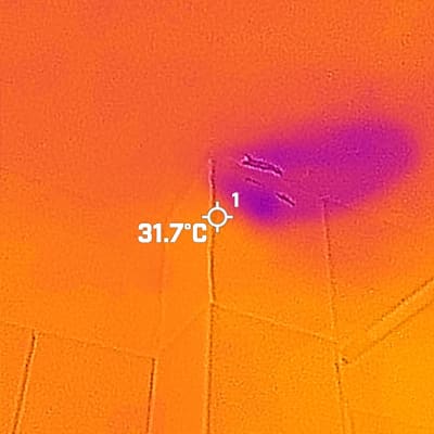 תמונה תרמית של נזילה בתקרה עם טמפרטורה