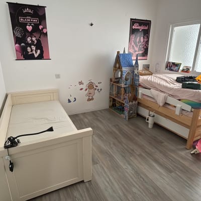 חדר ילדים עם מיטות, פוסטרים וצעצועים, לא מציג עבודה בתחום