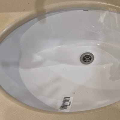 כיור עגול עם משטח שיש בהיר