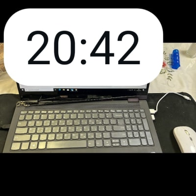 מחשב נייד עם מקלדת ועכבר